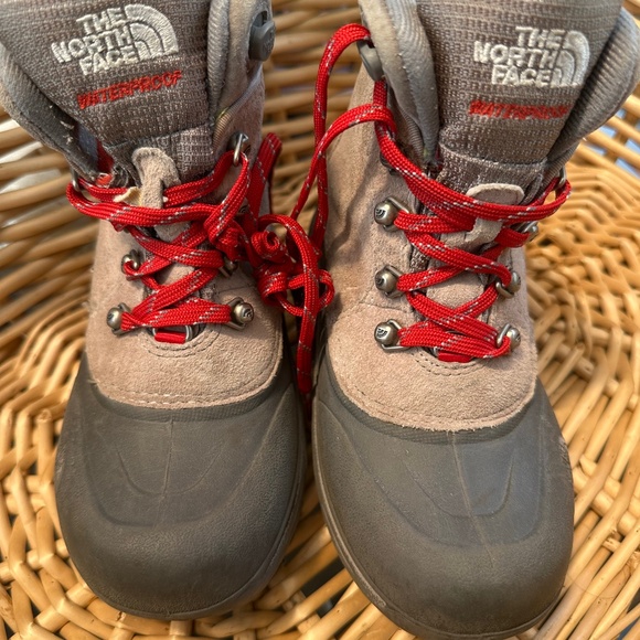 Boys 13 The North Face Waterproof boots - Picture 1 of 7